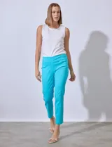 Pantalón capri de gabardina elastizada color celeste, con pretina ancha elastizada, bolsillos simulados en la parte delantera y bolsillos aplicados en la parte trasera.