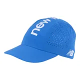 Gorro deportivo New Balance color azul con perforaciones laterales para ventilación, logo de la marca en el lateral y nombre de la marca estampado en el frente.