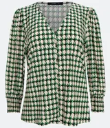 Blusa de jersey con estampado geométrico en tonos blanco, negro y verde. Tiene escote en V, mangas 3/4 abullonadas con elástico en los puños y cierre frontal con botones.