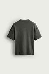 Camiseta de corte relaxed fit, confeccionada en mezcla de algodón y lino, con cuello redondo y mangas cortas.
