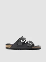 Sandalias Birkenstock Arizona BB Shearling FL color negro, con doble tira ajustable con hebillas plateadas y plantilla anatómica forrada en lana de oveja natural.