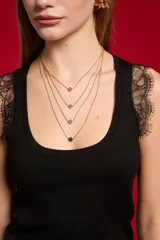 Musculosa de viscosa color negro, con corte al cuerpo, cuello redondo y detalles de encaje en los tirantes.