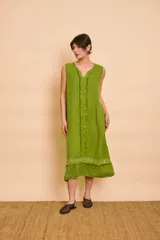 Vestido midi sin mangas de color azul, con escote en V y detalles de flecos y lentejuelas brillantes en el frente y el borde inferior.
