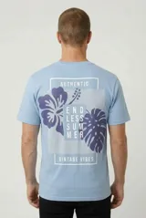 Remera de algodón verde militar con cuello redondo y mangas cortas. Presenta un pequeño estampado tipográfico en el pecho con la frase 'Endless Summer'.
