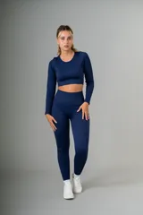 Remera manga larga color borgoña, de tejido acanalado y corte cropped.