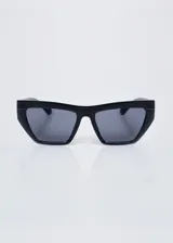 Lentes de sol rectangulares color rosa con lentes oscuros y aplique dorado en la patilla.