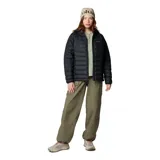 Campera técnica con capucha, color negro, con diseño acolchado y cierre frontal. Cuenta con tecnología termorreflectante, aislamiento sintético, bolsillos laterales con cierre y puños elásticos.