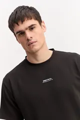 Remera de manga corta color beige con tejido texturado y pequeño logo impreso en el pecho.