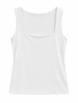 Musculosa blanca con escote cuadrado y tirantes anchos, confeccionada en tejido de punto liso y suave.