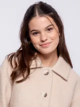 Tapado corto de paño con cuello camisero, cierre frontal de botones veteados y dos bolsillos frontales tipo parche. Presenta un diseño de corte recto y mangas largas.