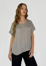 Blusa color gris con escote en V y mangas cortas.