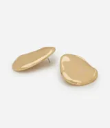 Caravanas tipo botón con diseño orgánico redondeado y acabado liso en tono dorado, confeccionadas en metal.