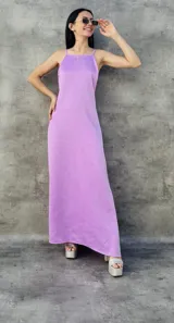 Vestido largo lila de satén con breteles finos y escote halter.