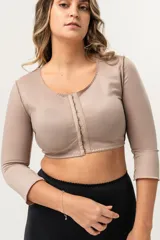Chaleco manga larga color piel para post-operatorio de liposucción de brazos. Ganchos reforzados en delantera. Confeccionado en tela de faja de alta contención con fibra LYCRA
 XTRA LIFE.