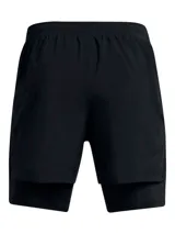 Short deportivo 2 en 1 Under Armour, compuesto por un short exterior ligero de tejido técnico y un short interior de compresión integrado. Presenta cintura elástica con cordón interno, bolsillos laterales y logo reflectante en el frente.