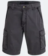 Bermuda cargo de algodón color blanco, con bolsillos laterales y traseros, cierre con botón y cremallera.