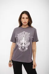 Remera de manga corta color gris oscuro con un estampado grande en blanco que incluye una guitarra acústica con alas y el texto "Acoustic Music".