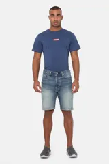 Short de denim Levi's 501 Original color azul con lavado claro, corte regular, tiro medio y bragueta con botones.