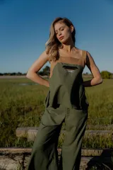 Conjunto de dos piezas compuesto por un top sin mangas con diseño bicolor en blanco y negro y detalle bordado frontal, y un pantalón de corte recto y ancho en color negro con bolsillos laterales y cintura ajustable.