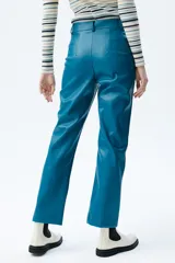 Pantalón de vestir azul eléctrico, de tiro alto y corte recto.