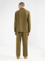 Pantalón de lino premium con corte recto y fit relajado. Presenta cintura elástica con cordón de ajuste, bolsillos laterales y bolsillo trasero.