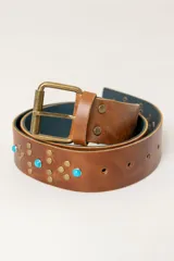 Cinturón de cuero vacuno color marrón con tachas y turquesas.