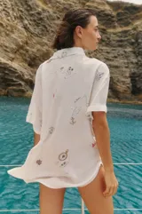 Camisa oversize blanca con estampado de mapa del tesoro con elementos náuticos y corazones.