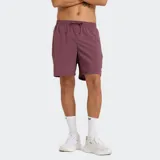 Short deportivo New Balance Essentials de 7 pulgadas, color violeta oscuro (ciruela/borgoña), con cintura elástica ajustable con cordón y logo NB pequeño en la pierna izquierda.