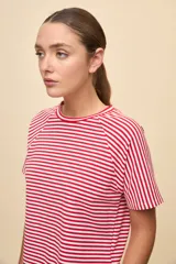 Remera de manga corta con diseño a rayas horizontales en azul marino y blanco, cuello redondo y mangas ranglán.