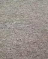 Top de algodón con escote cruzado y bordes ribeteados, diseñado con un calce ajustado al cuerpo.