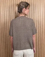 Cardigan de punto color tostado, de manga corta y cuello redondo, con cierre frontal de botones y diseño texturizado.