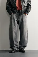 Jeans balloon fit de corte relajado y tiro medio, confeccionados en denim de algodón con efecto lavado y diseño clásico de cinco bolsillos.