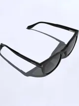 Lentes de sol Osten modelo Tokyo, con armazón de acetato negro y cristales oscuros. Presentan un diseño clásico con el logo de la marca grabado en la patilla.