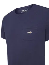 Remera de manga corta RKF, color azul marino, con cuello redondo y bolsillo frontal en el pecho que presenta un bordado de un pato.