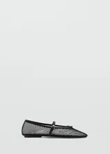 Zapato tipo bailarina de malla con diseño de rejilla, punta redonda y cierre de tira con hebilla ajustable en el empeine.