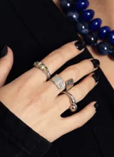 Anillo de acero quirúrgico con diseño de superficie irregular y texturizada, de estilo abierto y ajustable.
