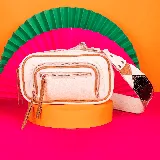 Riñonera de cuero vacuno color blanco con detalles en marrón y negro. Tiene dos bolsillos frontales con cierre y correa larga ajustable y removible.