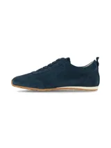 Championes de gamuza azul marino con cordones tono sobre tono y suela de goma con detalles en blanco y marrón.