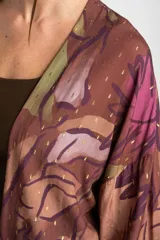 Kimono de viscosa con estampado abstracto en tonos marrones, violetas y verdes, con detalles de hilos dorados y mangas tres cuartos.