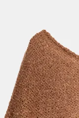 Capa asimétrica de punto con cuello barco y aplicación de hilo metalizado, de diseño holgado y bajo en punta.