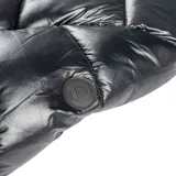 Campera puffer larga de acabado brillante, con capucha integrada, cuello alto, cierre frontal con botones a presión y puños elásticos.