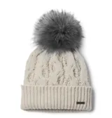Gorro de lana tejido con diseño de ochos color gris claro, con vuelta en el borde y un gran pompón de piel sintética en la parte superior. Cuenta con una pequeña placa metálica con el logo de la marca en el lateral.