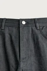 Jeans straight fit de corte recto y tiro medio, confeccionados en denim de algodón oscuro sin lavados, con diseño de cinco bolsillos y bajo vuelto.