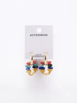 Par de aros colgantes dorados tipo argolla decorados con cuentas de piedra en tonos multicolor.