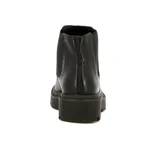 Botín negro de cuero sintético con elástico lateral, suela track y plataforma baja.