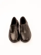 Zapato de trabajo negro de cuero con cordones.