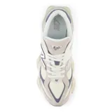 Championes New Balance 9060 unisex color crema con detalles en gris y azul.