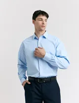 Camisa celeste de vestir, de corte clásico, con cuello italiano y mangas largas.