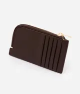 Billetera y tarjetero pequeño Satinato de poliuretano color marrón, con diseño geométrico calado y cierre superior metálico dorado.
