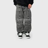 Pantalón jean baggy color gris oscuro con efecto lavado, corte oversize, bolsillos cargo delanteros y múltiples costuras decorativas.